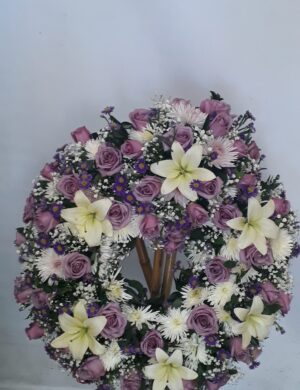 corona con rosas moradas
