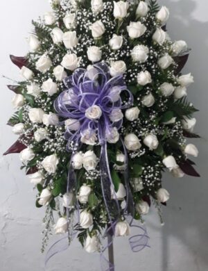 ramo funebre en pedestal blanco