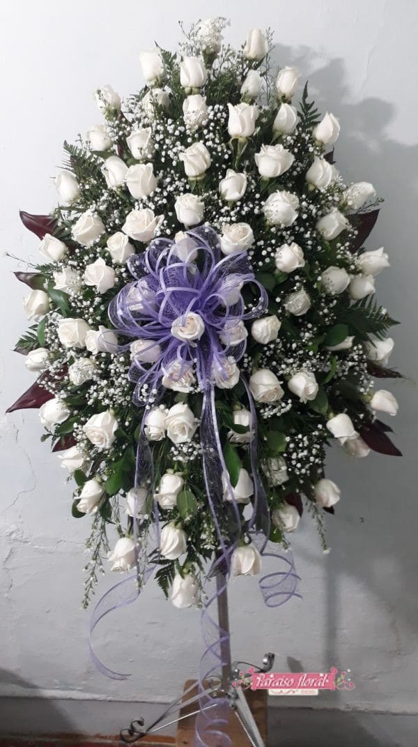 ramo funebre en pedestal blanco