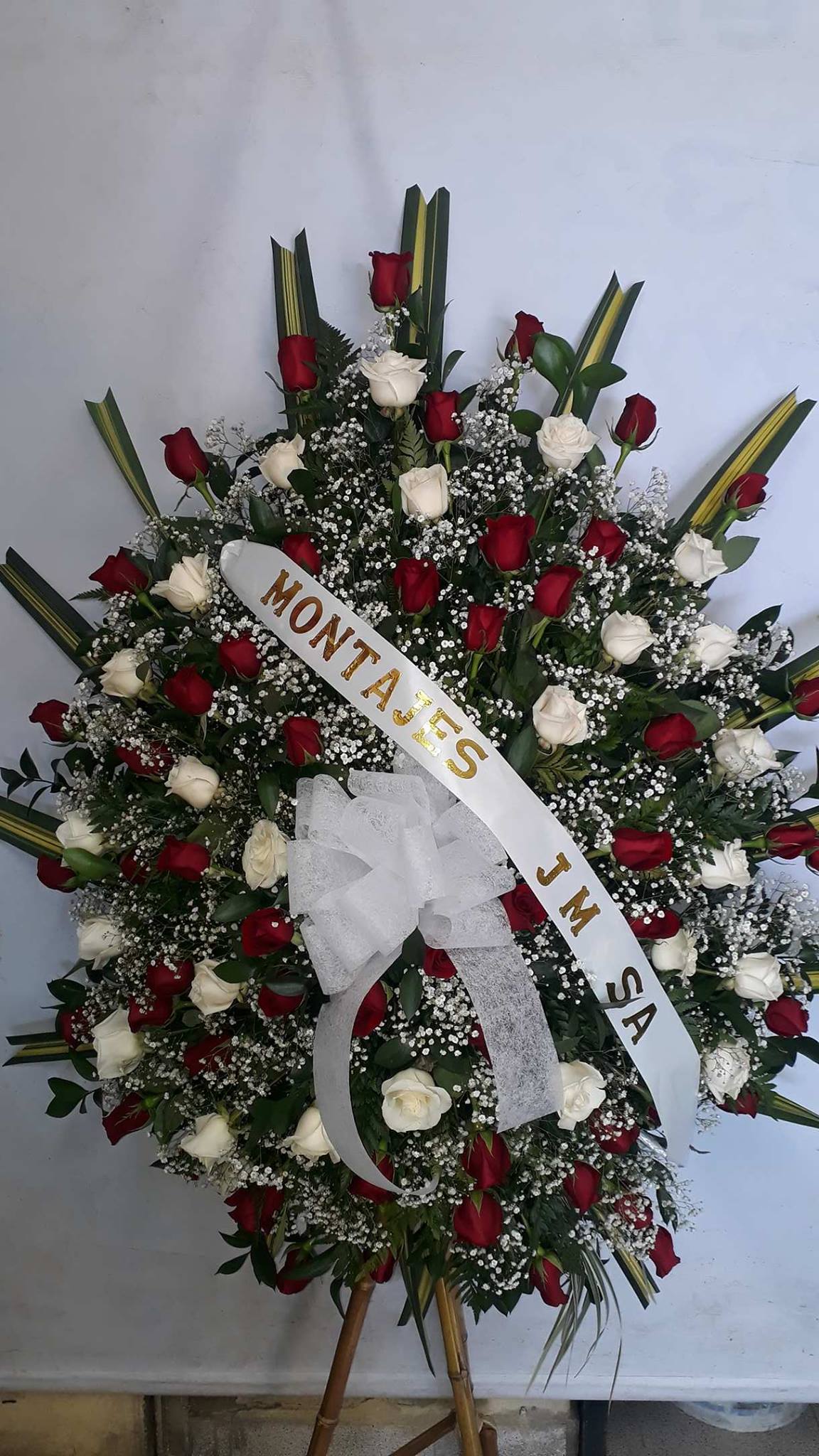 ramo funebre rosas rojas y blancas
