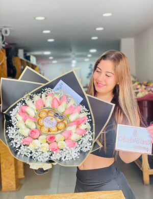 Arreglo buchón 40 rosas blancas y rosadas y chocolate