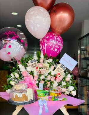 Arreglo desayuno rosado con torta