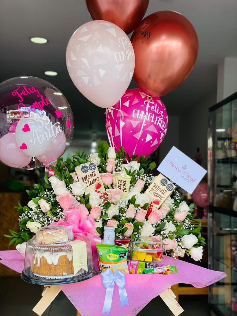 Arreglo desayuno rosado con torta