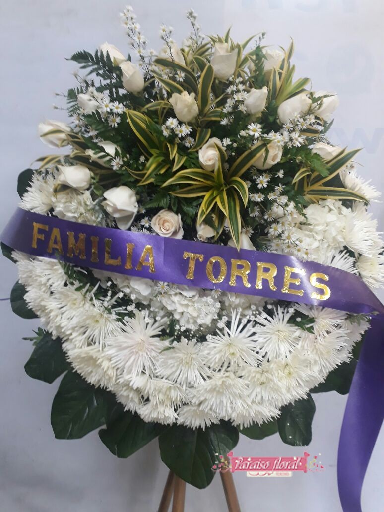 corona funebre con rosas blancas