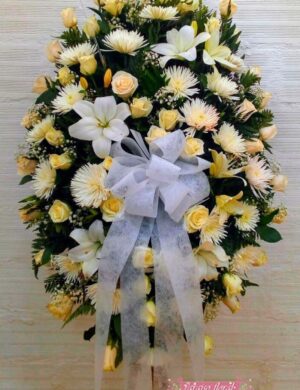 ramo funebre en pedestal amarillo