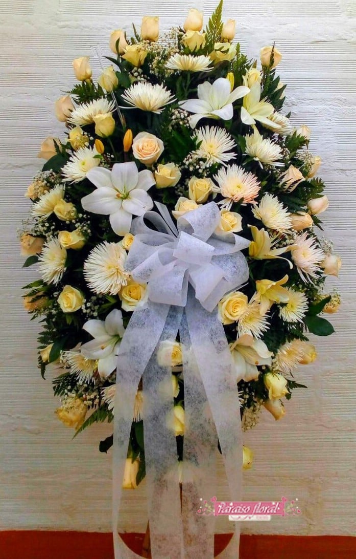 ramo funebre en pedestal amarillo