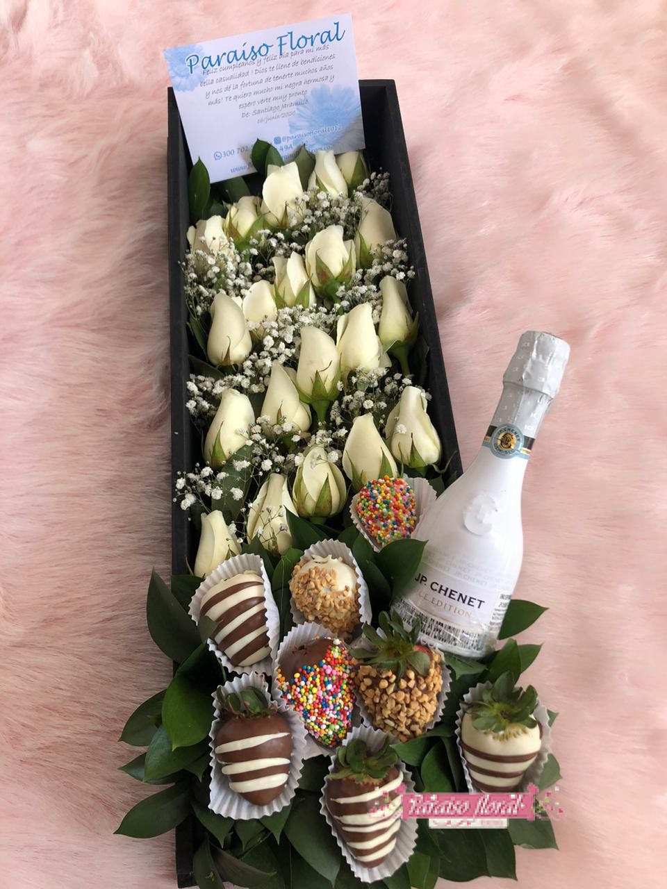 Arreglo caja negra rosas fresas y JP - Imagen 2