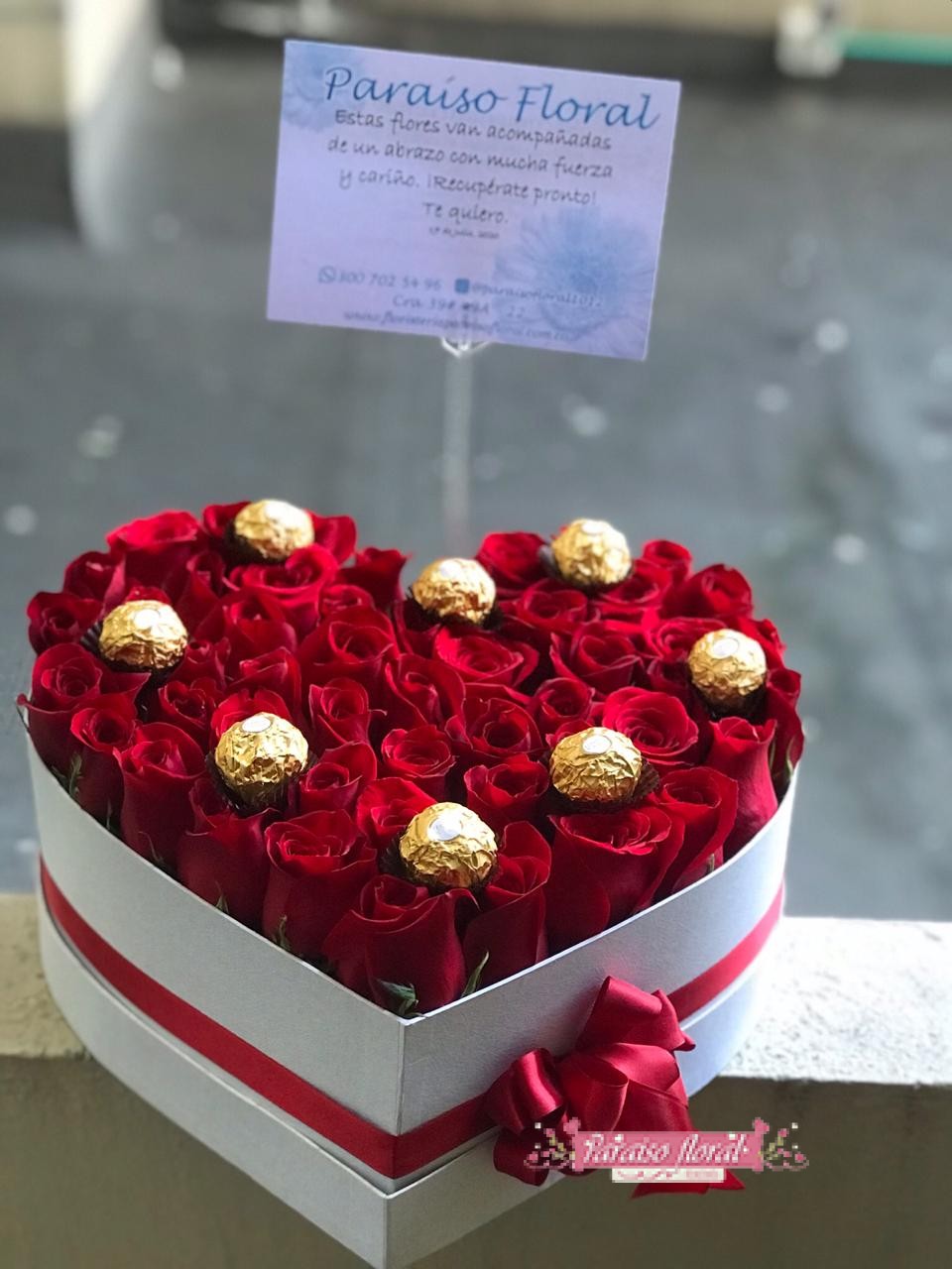 Arreglo corazon con rosas y ferreros - Imagen 2