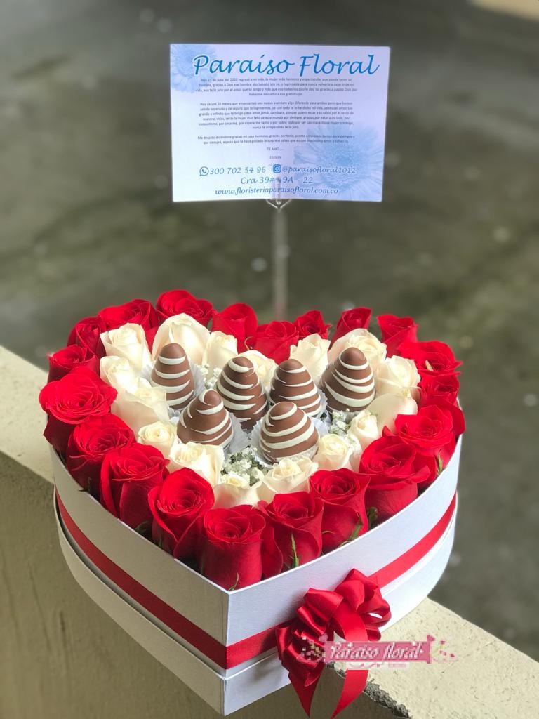 caja corazon rosas y 6 fresas - Imagen 3