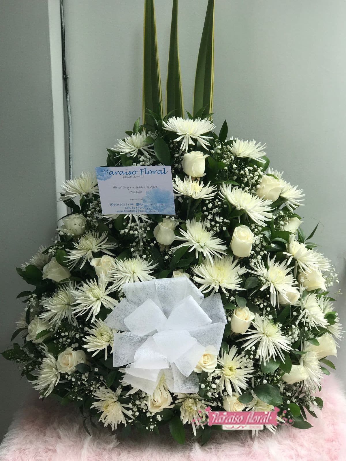 arreglo funebre rosas y fully