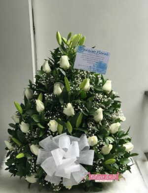 ramo funebre rosas y lirios blancos