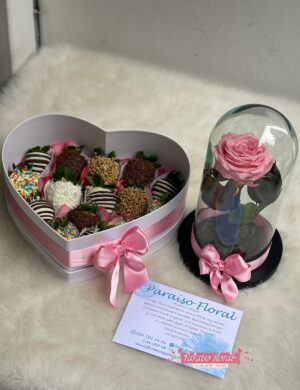 Arreglo Rosa Preservada y Corazon de Fresas