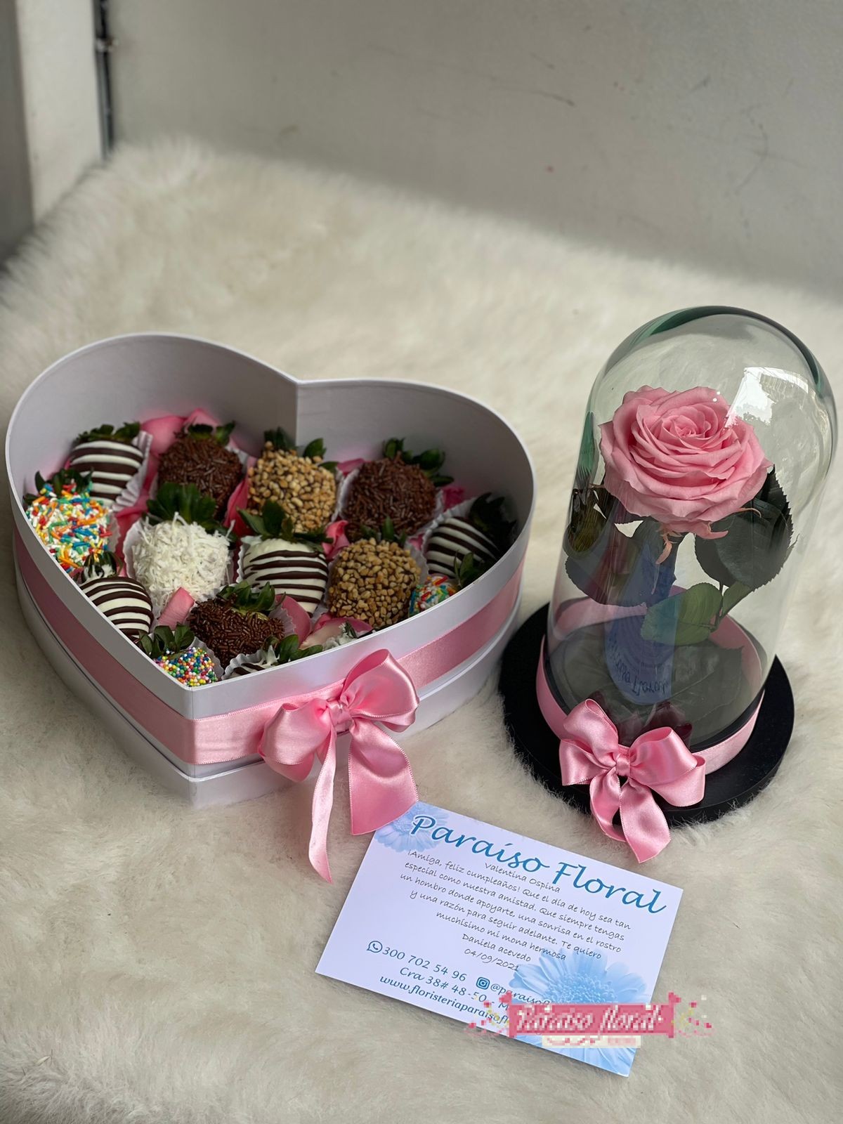 Arreglo Rosa Preservada y Corazon de Fresas
