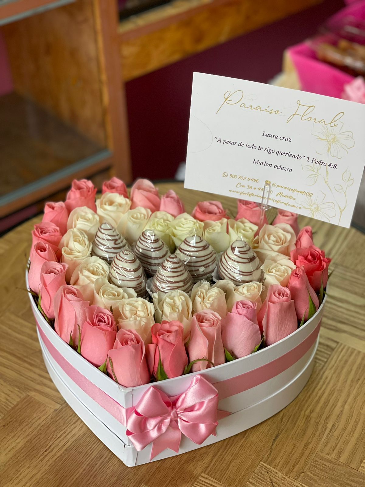 caja corazon rosas y 6 fresas