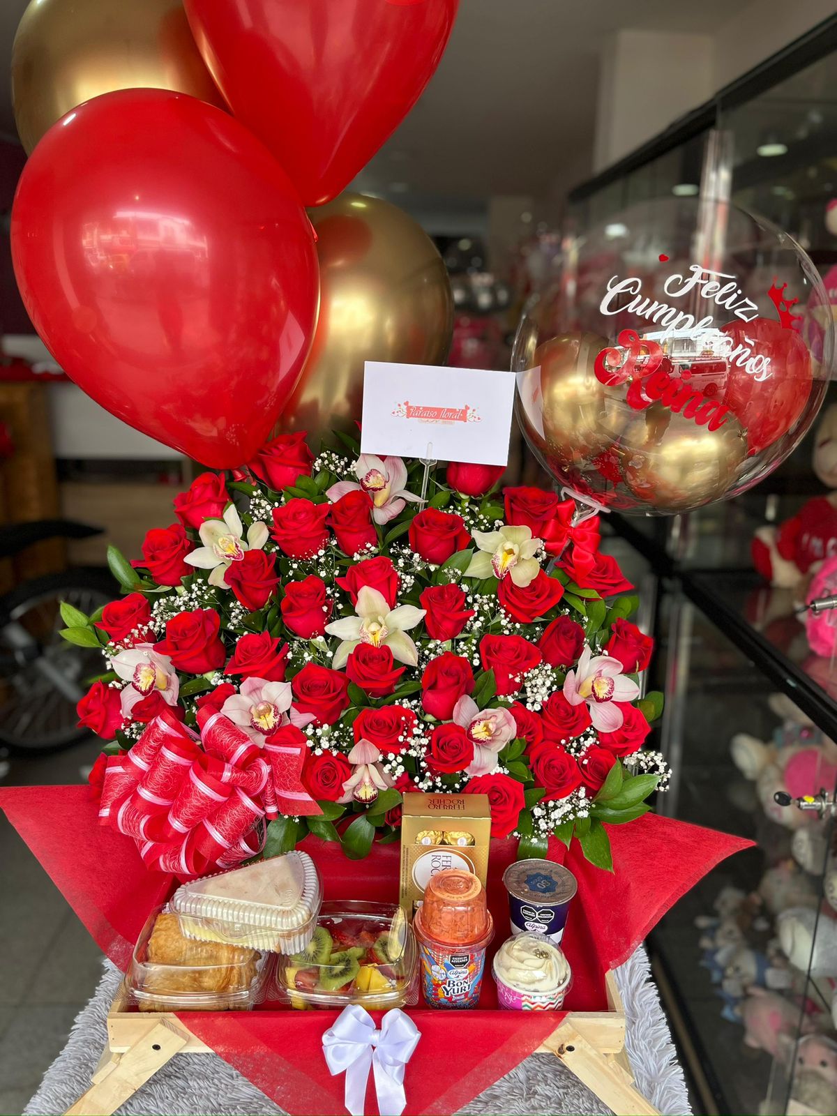 Desayuno rosas rojas y orquideas