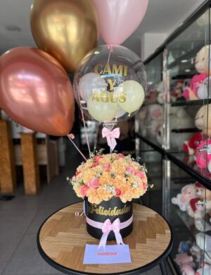 cilindro con claveles rosas y globos