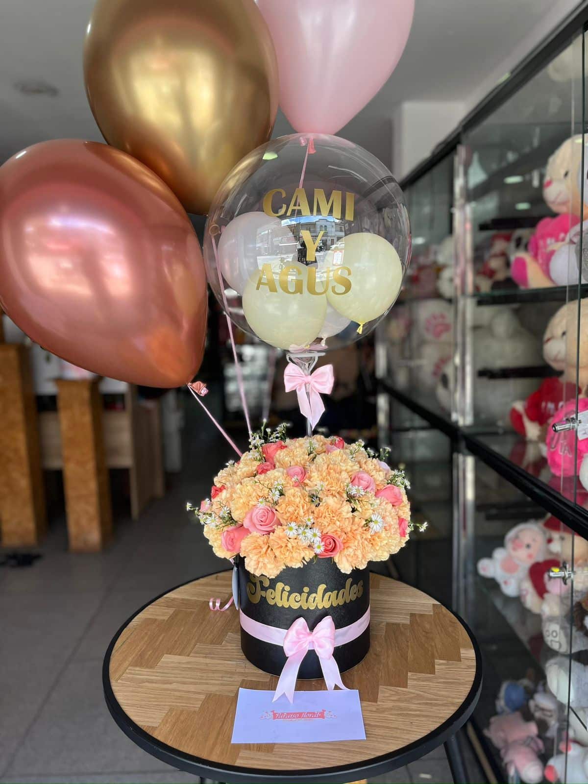 cilindro con claveles rosas y globos