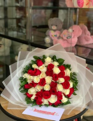 buchon 50 rosas blancas y rojas