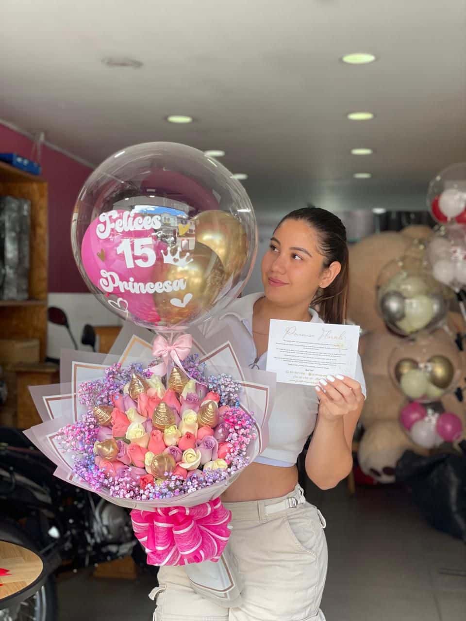 Arreglo buchon rosas, fresas y globo de quinces