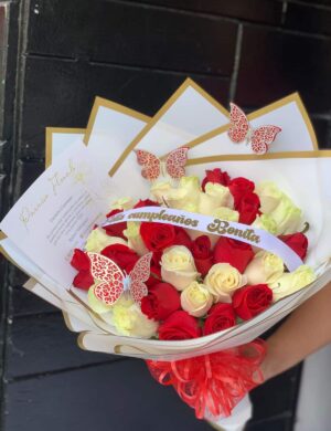 buchon con rosas blancas y rojas y cinta