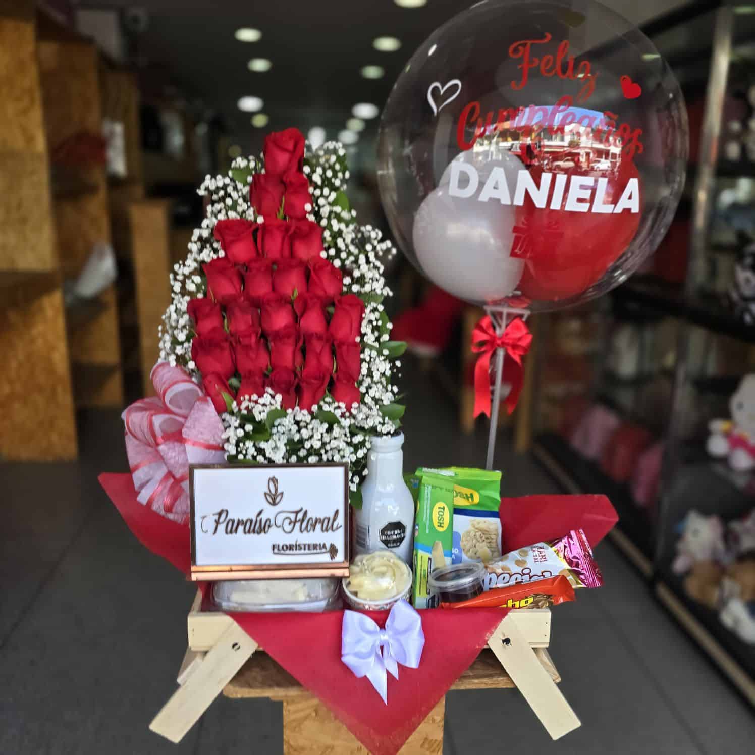 Arreglo desayuno con burbuja personalizada