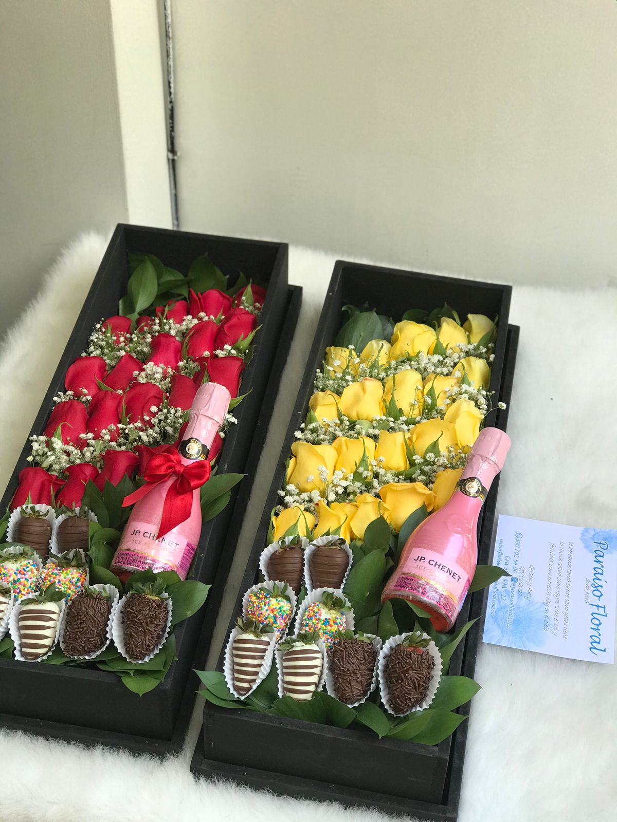 Arreglo caja negra rosas fresas y JP