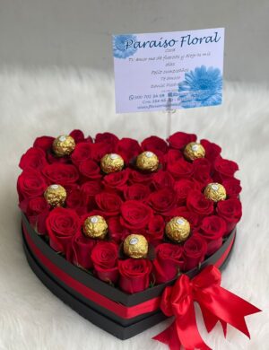 Arreglo corazon con rosas y ferreros