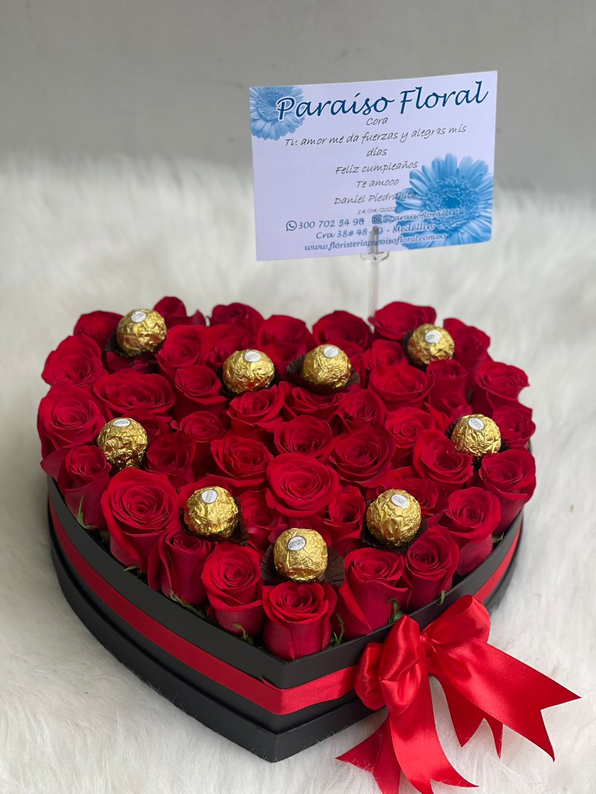 Arreglo corazon con rosas y ferreros