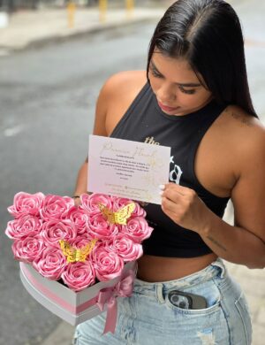 Arreglo corazon 15 rosas eternas rosadas